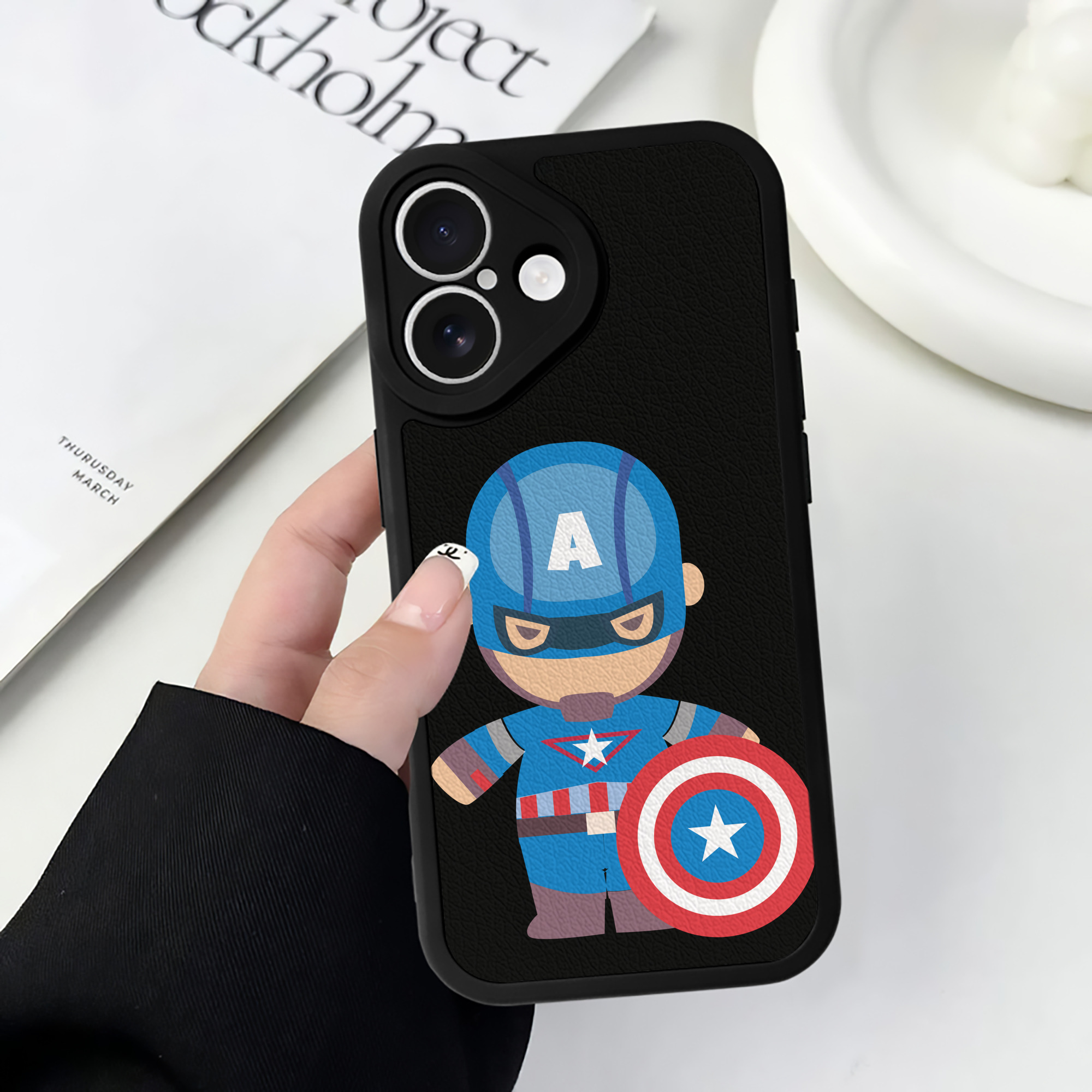 （画像用） アベンジャーズ The Avengers 【iPhone 16シリーズ対応】シリコンスマホケース（レザー調） 材質：シリコン